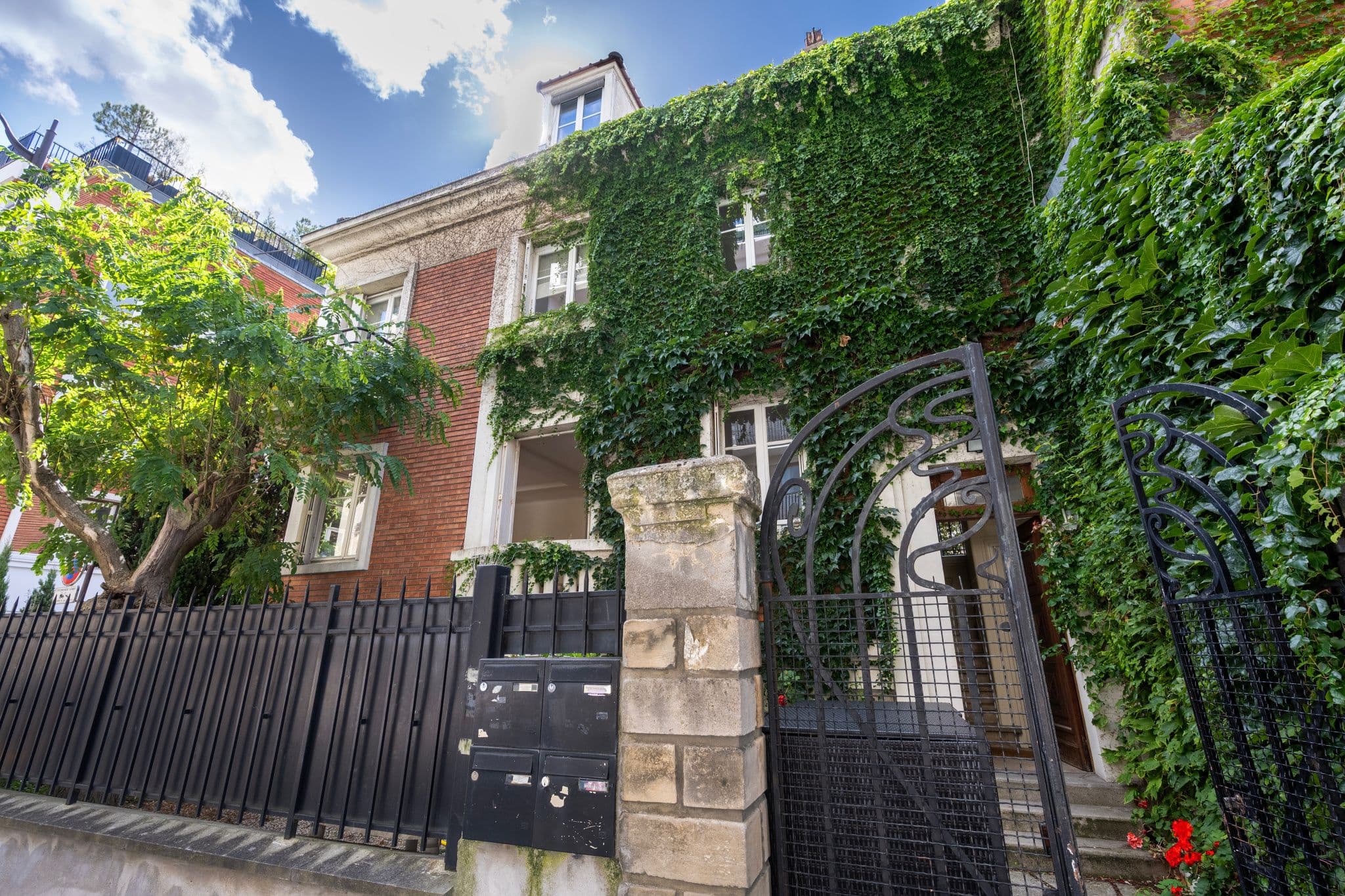 Paris XVIème - Auteuil / 5 pièces avec jardin